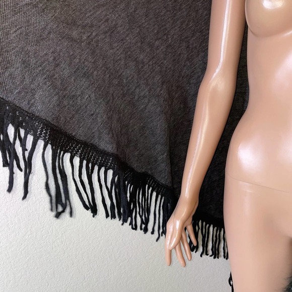 Kimberly C. Shawl cape houndstooth gray black fur trimmed fringe bottom OSFM - Picture 4 of 9